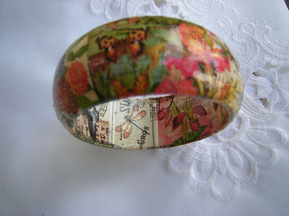 bransoletka decoupage - kolorowe kwiaty motyle ptaki na znaczkach