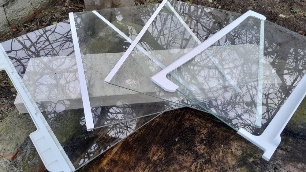 prateleiras de vidro de um frigorífico