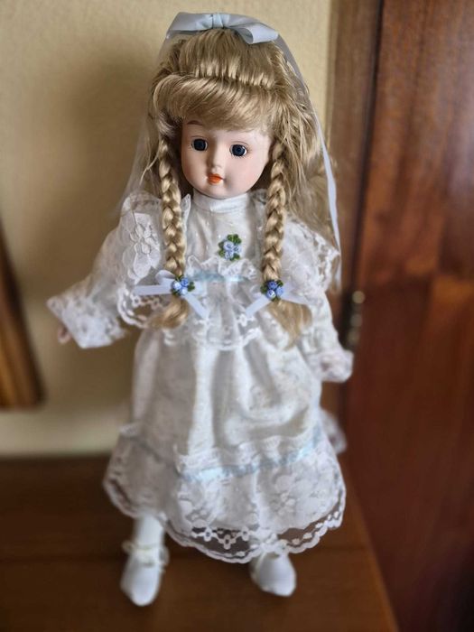 Duas bonecas de porcelana