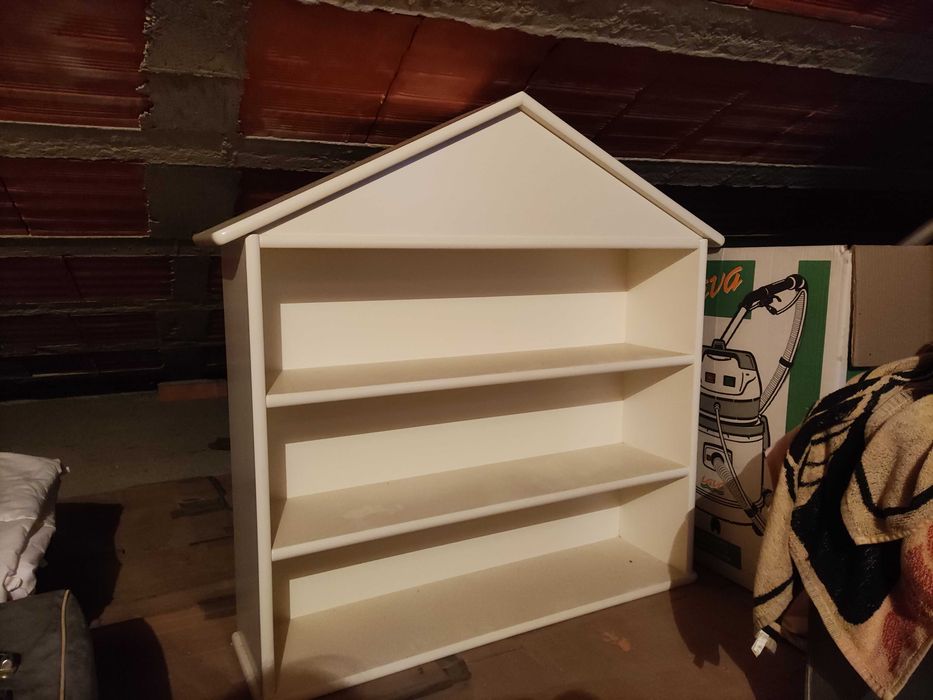 Estante criança em forma de casa