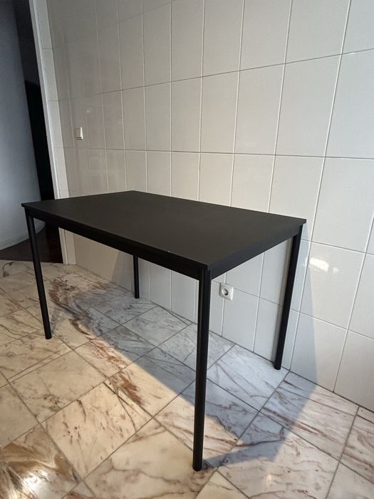 Mesa nova, com 3 cadeiras usadas (em pele)