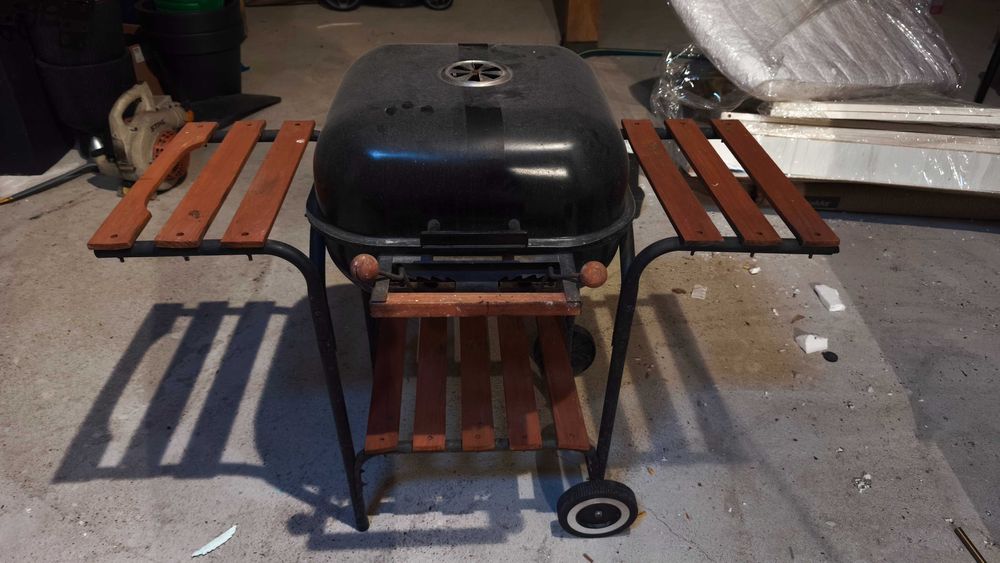 Grill węglowy na kółkach