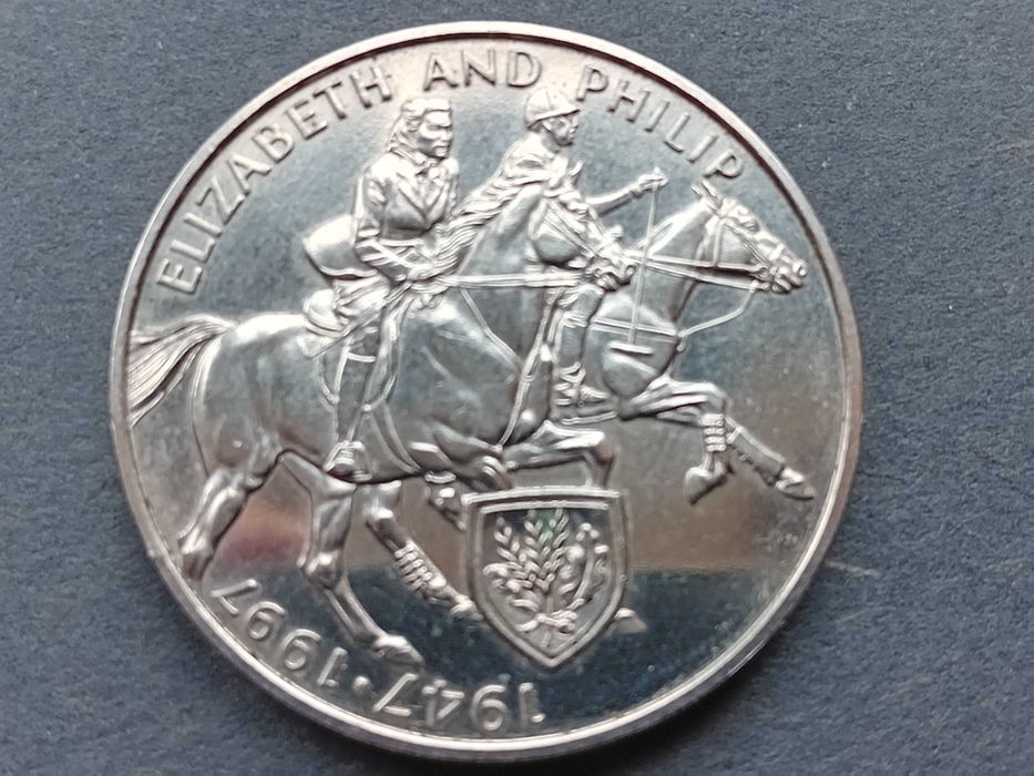 2 moedas, Elizabeth 1977 e 5 Shilings 1953 Elizabeth novas 0,38m/m