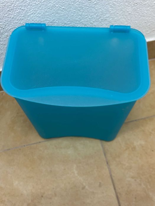 Lote de baldes e caixas