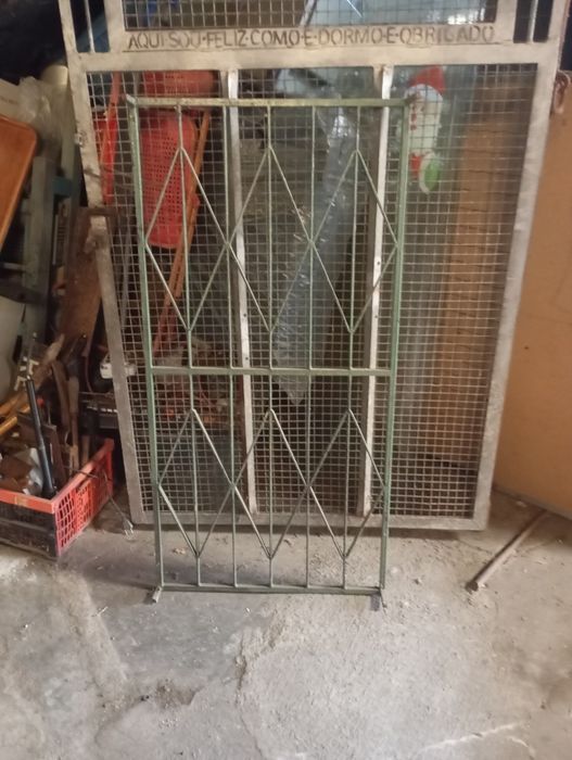 Vendo esta garde de ferro muita bonita bom estado