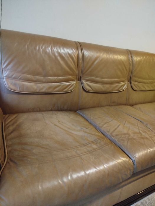 Sofá 3 lugares em pele.