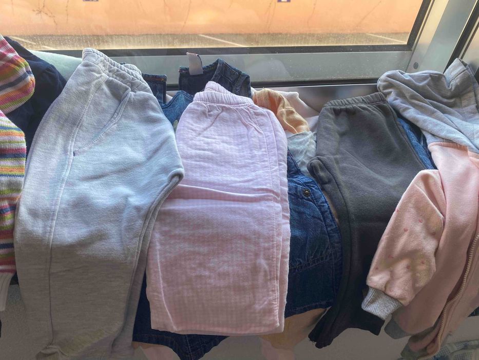 Roupa de Bebé (+9 meses) Tem peças novas.