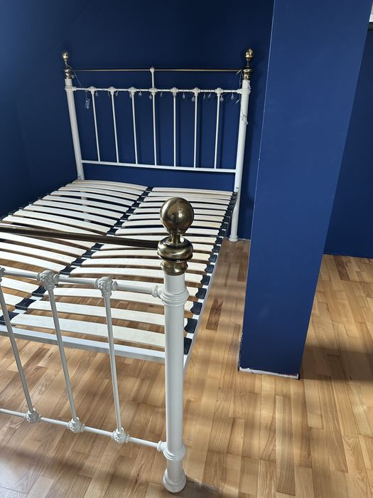 Metalowe łóżko w stylu angielskim