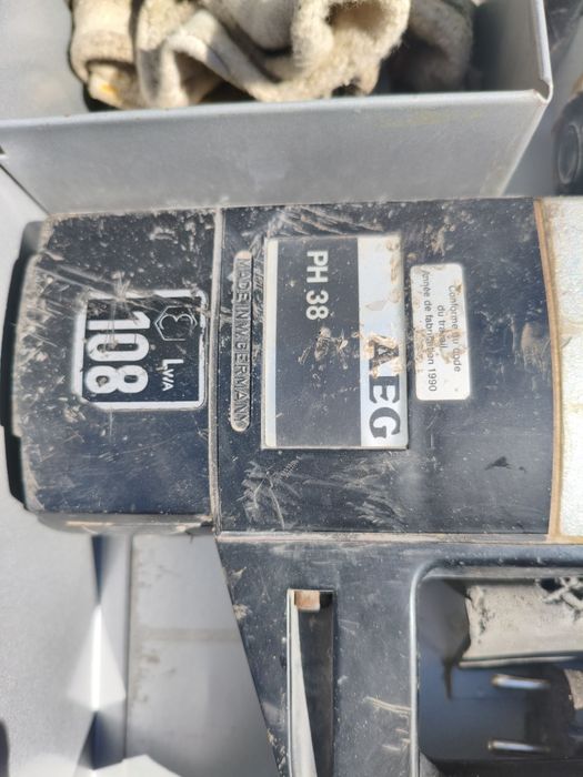 młotowiertarka udarowa.  Młot wyburzeniowy AEG PH 38