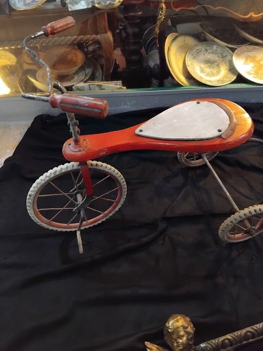 Triciclo antigo em ferro e madeira