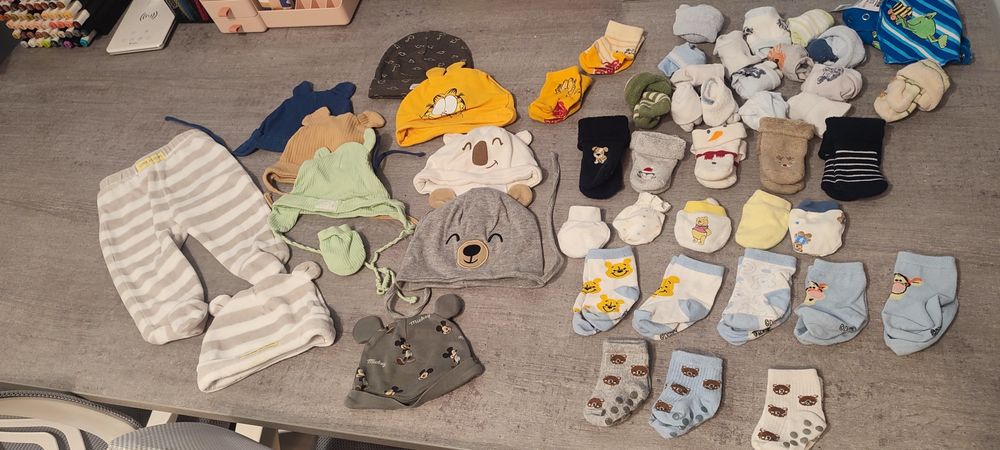 Zestaw czapek i skarpetek dla niemowlaka wyprawka