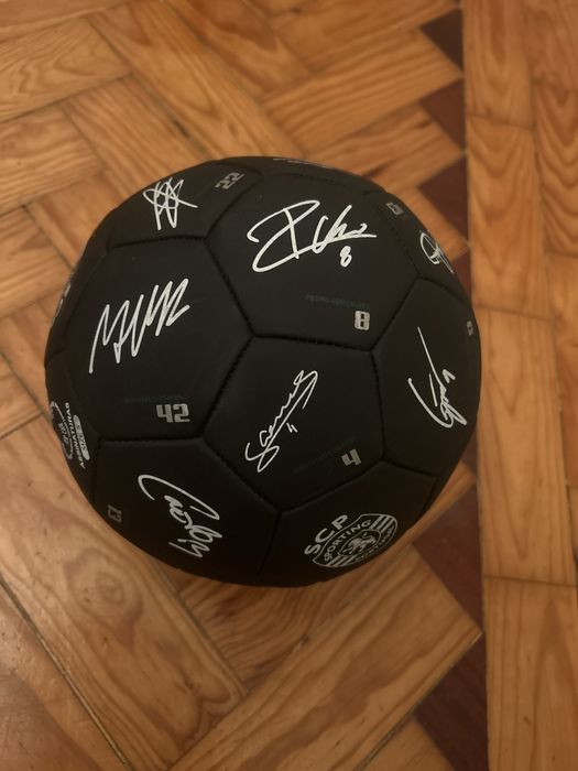 Bola assinada pelo o elenco do Sporting 24/25