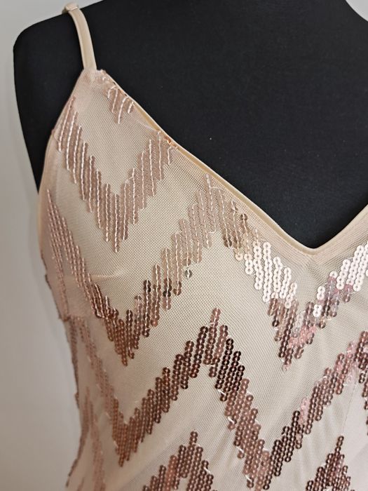 Vestido nude com aplicação de lantejoulas