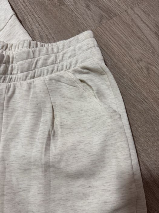 Костюм жіночий молочно-сіруватий