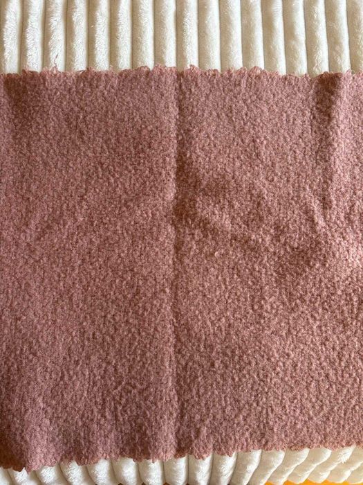 Cachecol rosa com pérolas e franjas