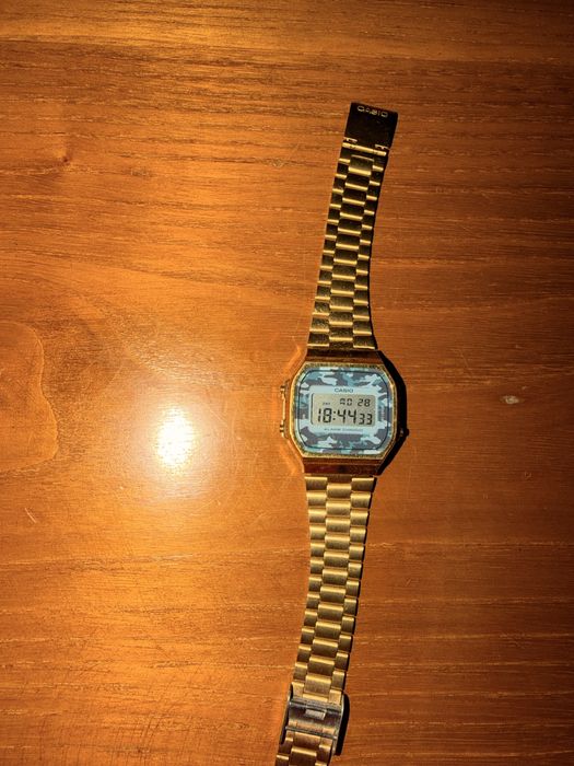 Relógio casio dourado