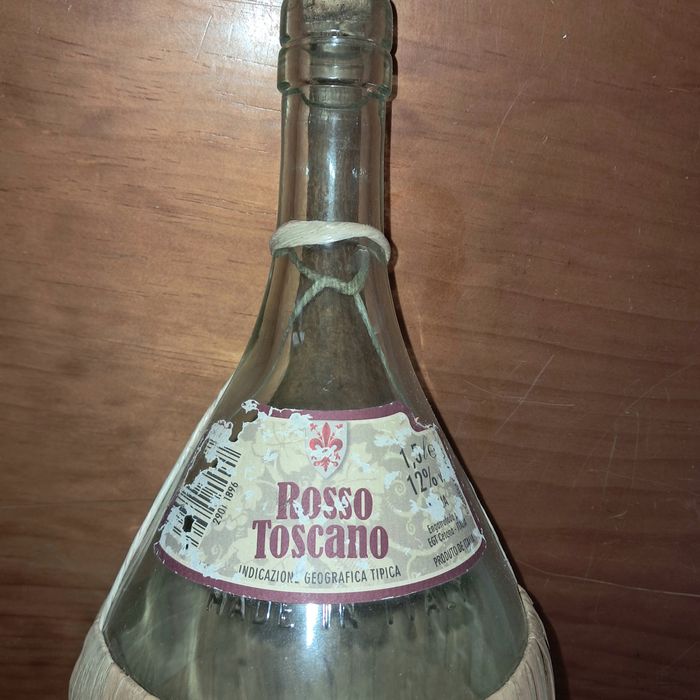 Garrafa antiga com palhinha