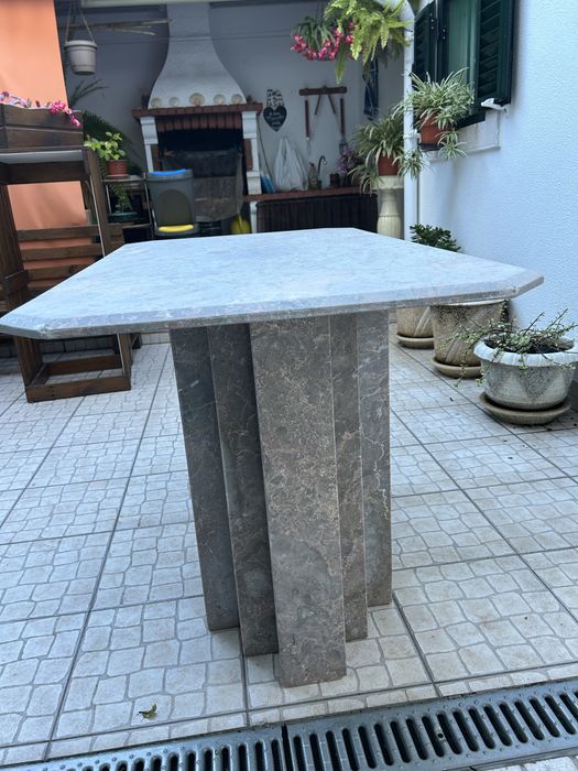 Vendo mesa toda em marmore.