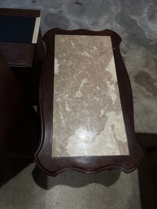 Moveis antigos em madeira e mesa de centro