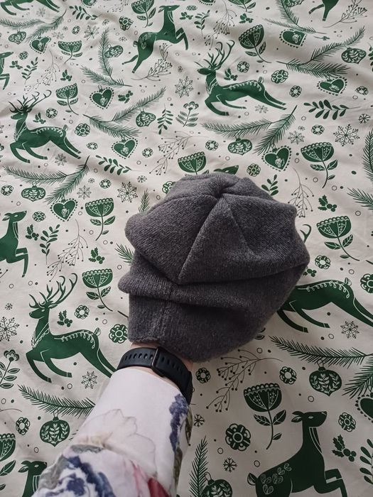 Szara czapka z ozdobnymi blaszkami