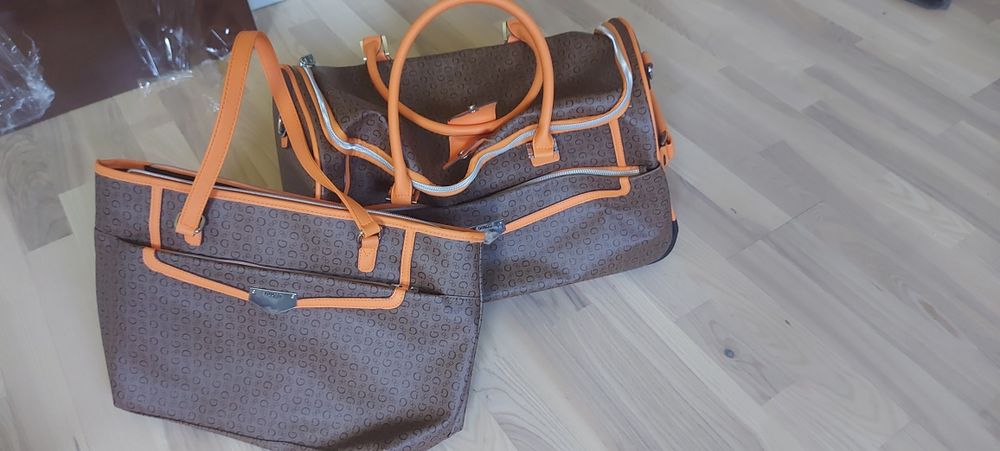 Walizka na kółkach i torebka Guess komplet