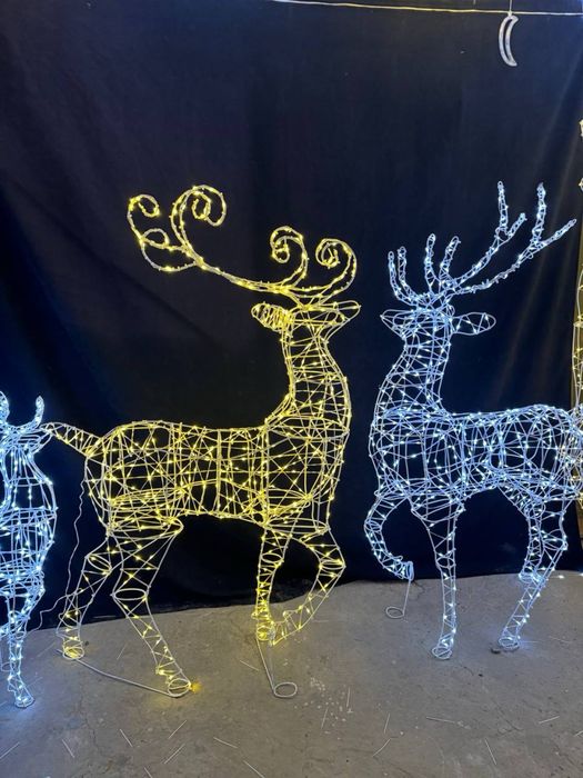 Кінь, фігура новорічна. Олень новорічний, сани, яскраві подарунки