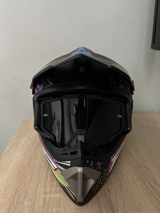 Терміново продам повністю новий кросовий шлем.