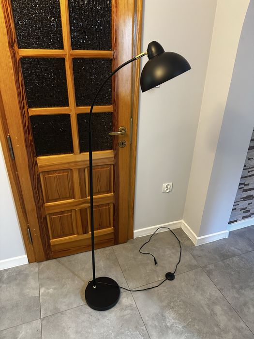 Lampa stojąca Jysk czarna HUGO