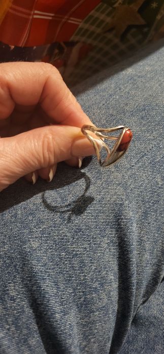 Srebrny pierścionek z koralem łódeczka