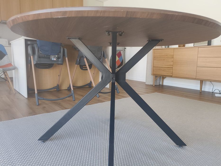 Mesa de jantar em madeira e estrutura em metal preto