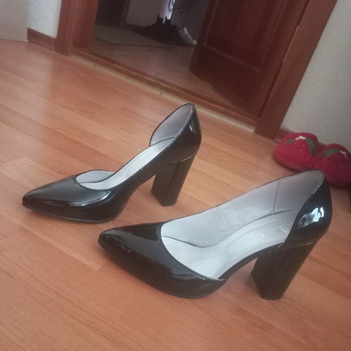 Туфлі-човники лаковані