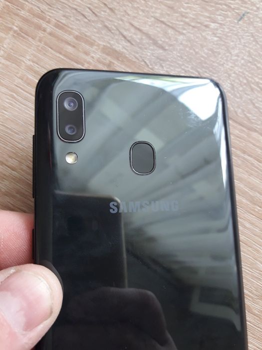 9продаю смартфон самсунг А20 на3/32