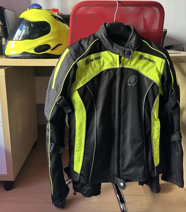 Vendo 2 conjuntos de Capacetes e Blusões para mota