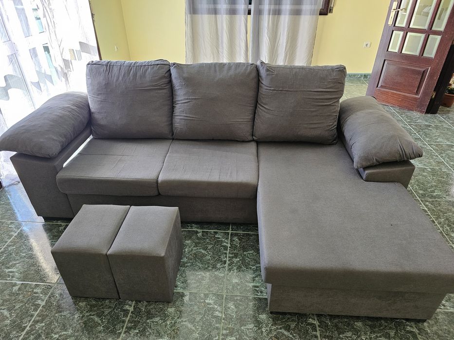 Sofá com chaise reversível + 2 puffs