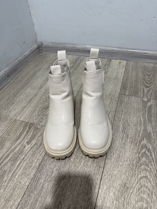 Зимові теплі бежеві ботинки челсі