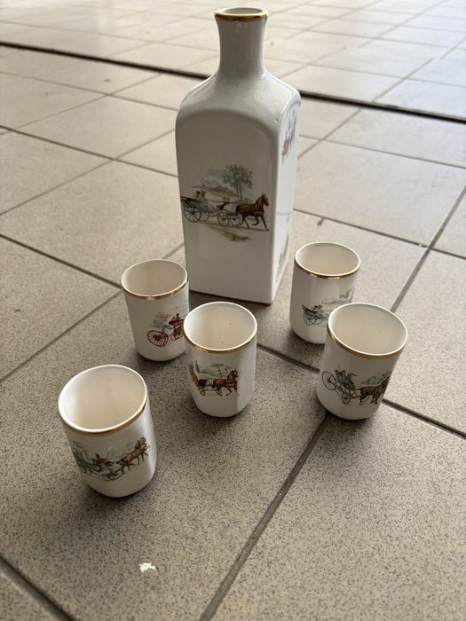 Garrafa em porcelana + copos