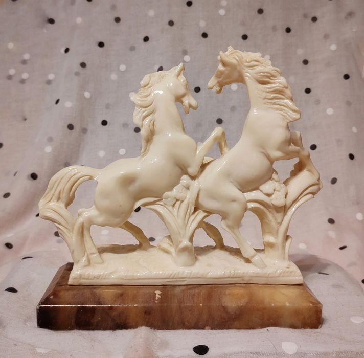Konie, figurka, statuetka, rzeźba na kamiennej podstawie.