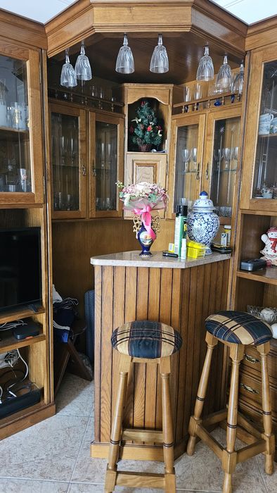 Bar em Madeira + 2 Bancos