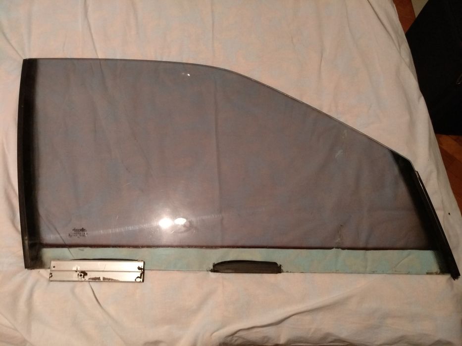 Стекла боковые (в двери) для Мерседес 124