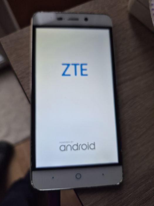 Telefon ZTE stan