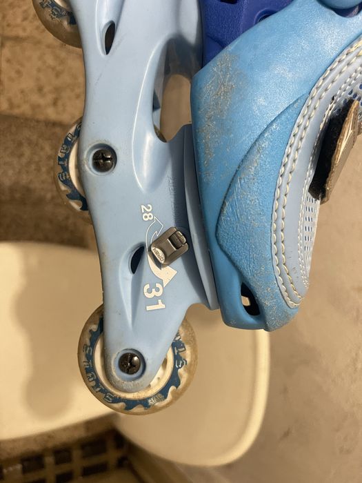 Dois pares de patins em linha de criança