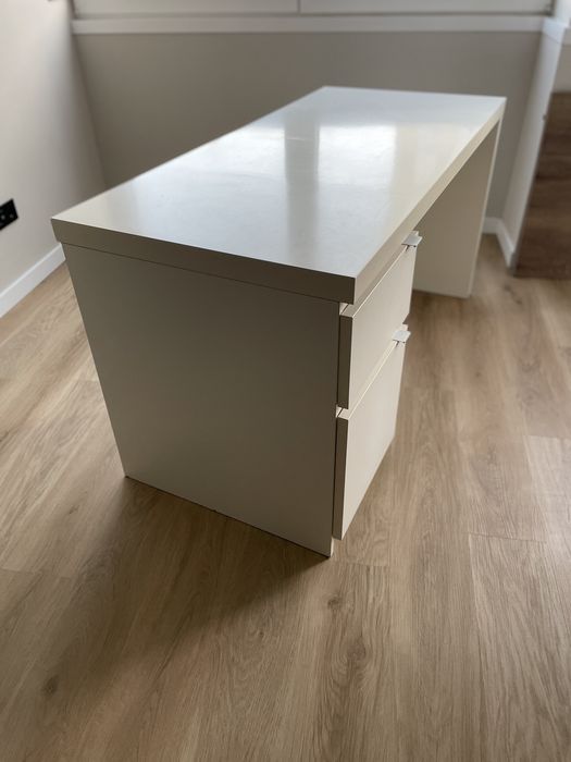 Secretária IKEA JONAS branca 140x65 cm - funcional