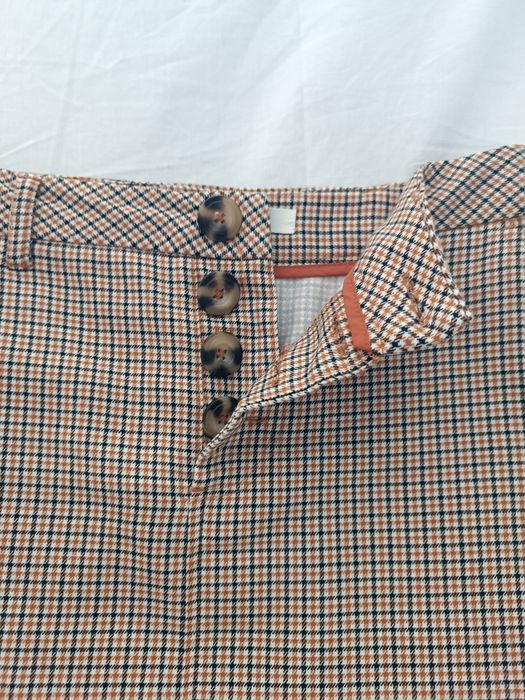 Saia com botões e bolsos