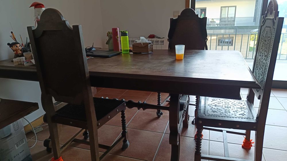 Um conjunto de uma mesa e cadeiras
