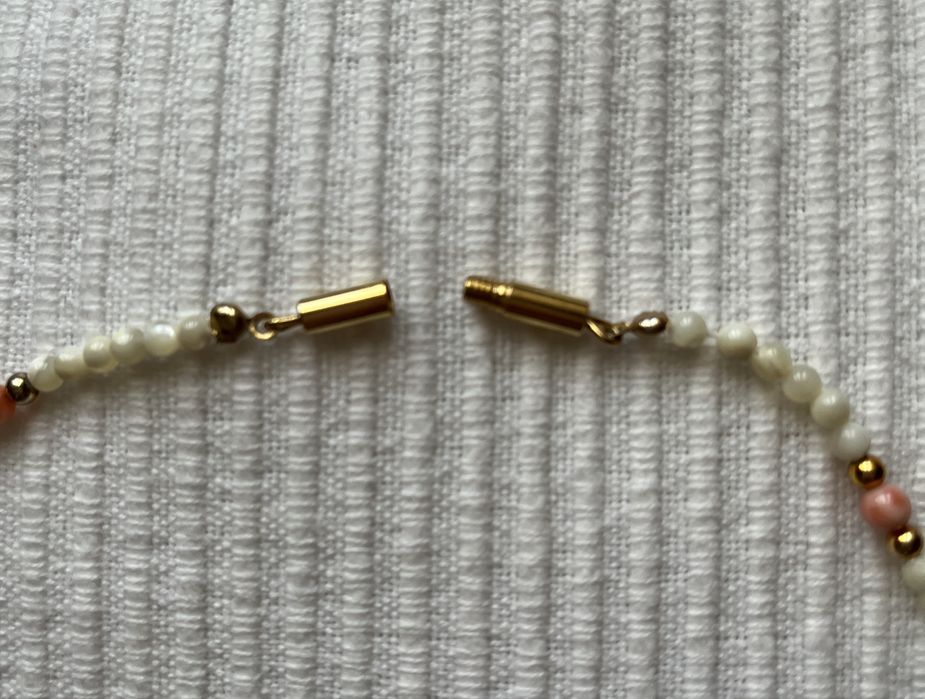 Colar rente ao pescoço