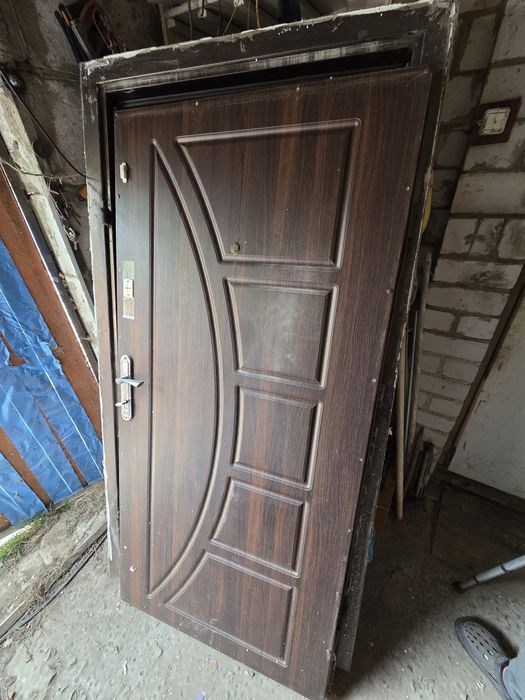 Продам двері вхідні,металеві