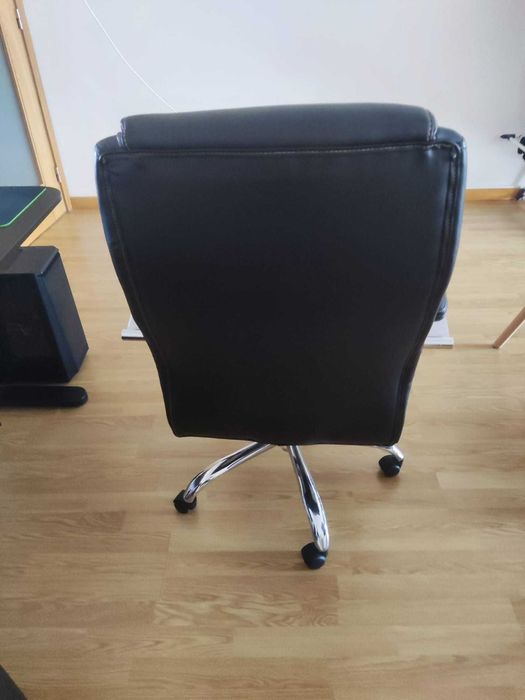 Cadeira de escritório - Ergonômica / Staples