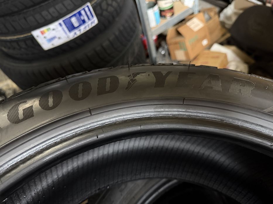 245/45/18 Goodyear UltraGrip 8 Performance 245/45 R18 100V XL MOE Run Flat *