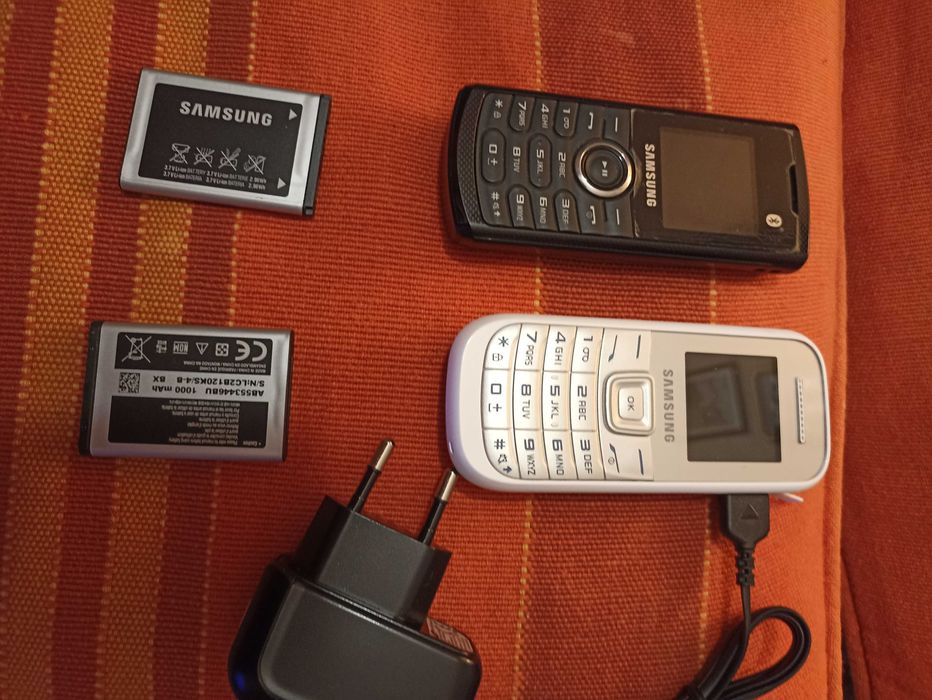 lote de quatro telemóveis antigos dois deles novos