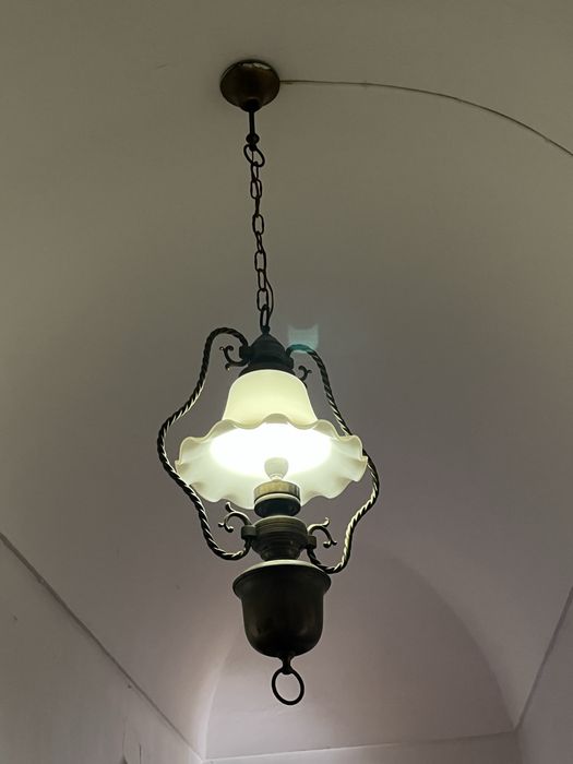 Candeeiro com cúpula em vidro e trabalhada